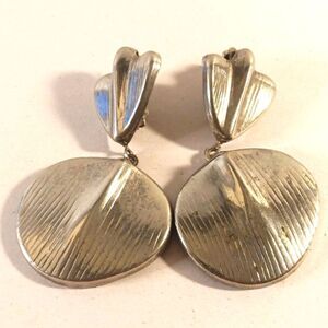 Vintage Unique Silvertone Leaf-Shaped Metal Dangle Statement Clip-on Ear…